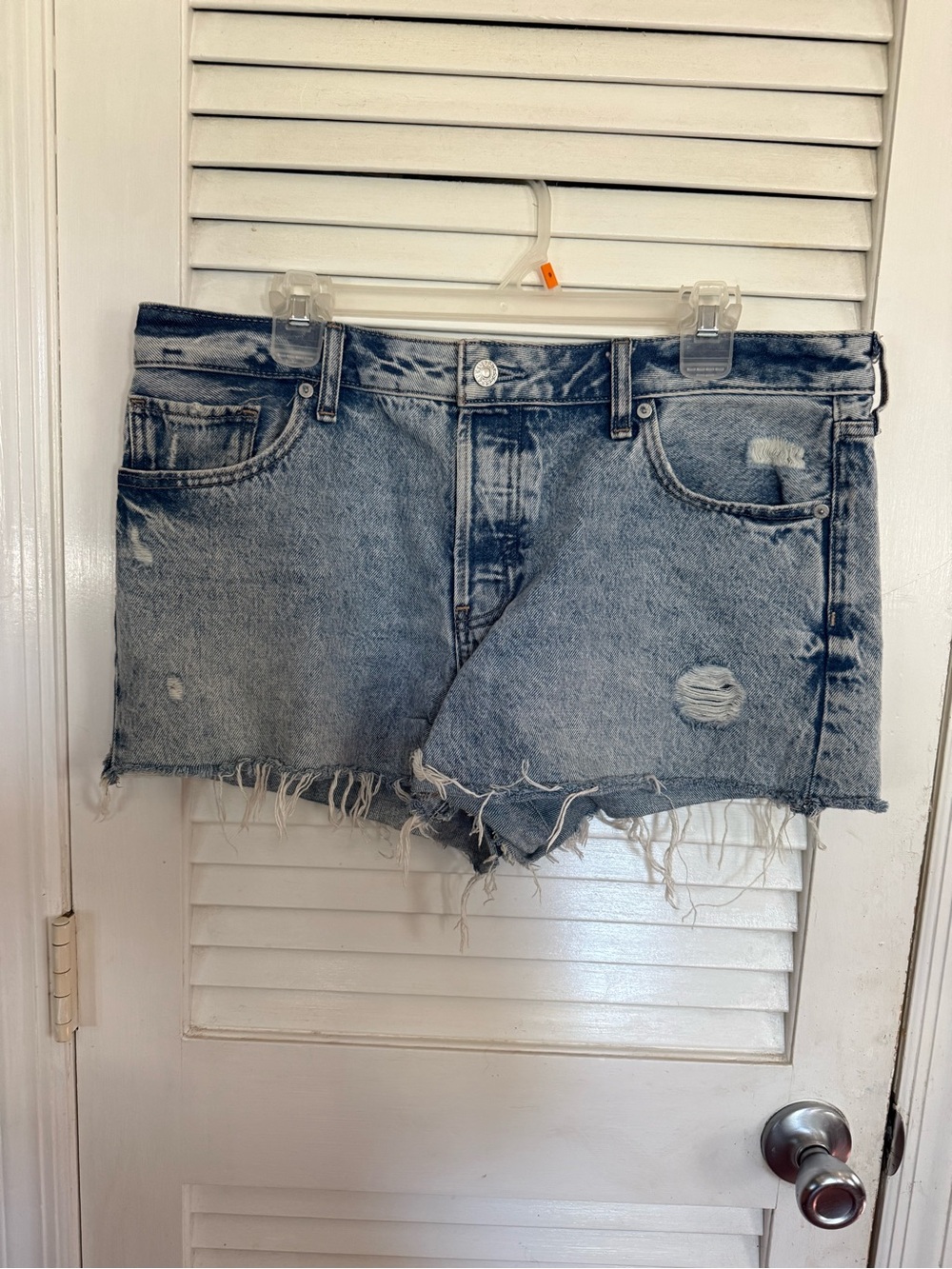 Express Distressed boyfriend midi jean shorts- Light Blue